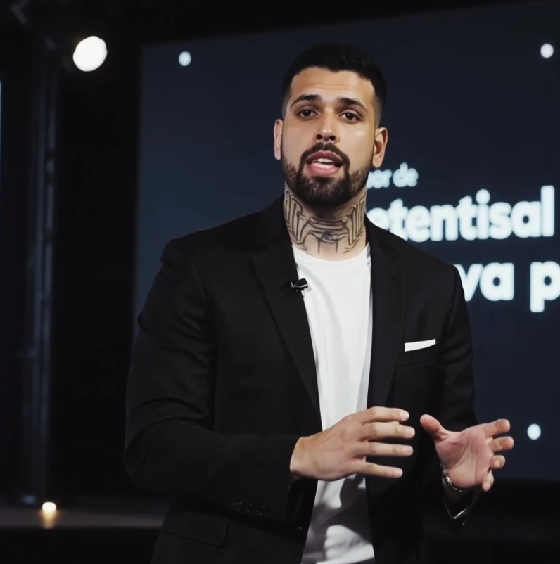 CEO da Adaptus Assessoria discursando em palco durante evento do mercado médico
